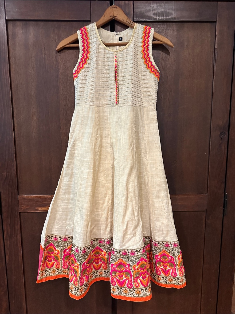 Unbranded • Women’s shimmery linen dress • built in slip • Embroidered